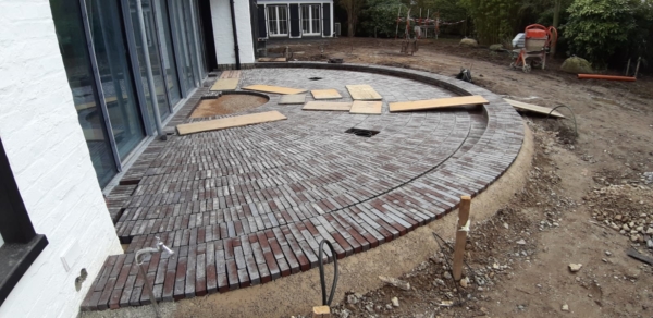 Terrasse als Halbkreis - Erdmann Gartengestaltung